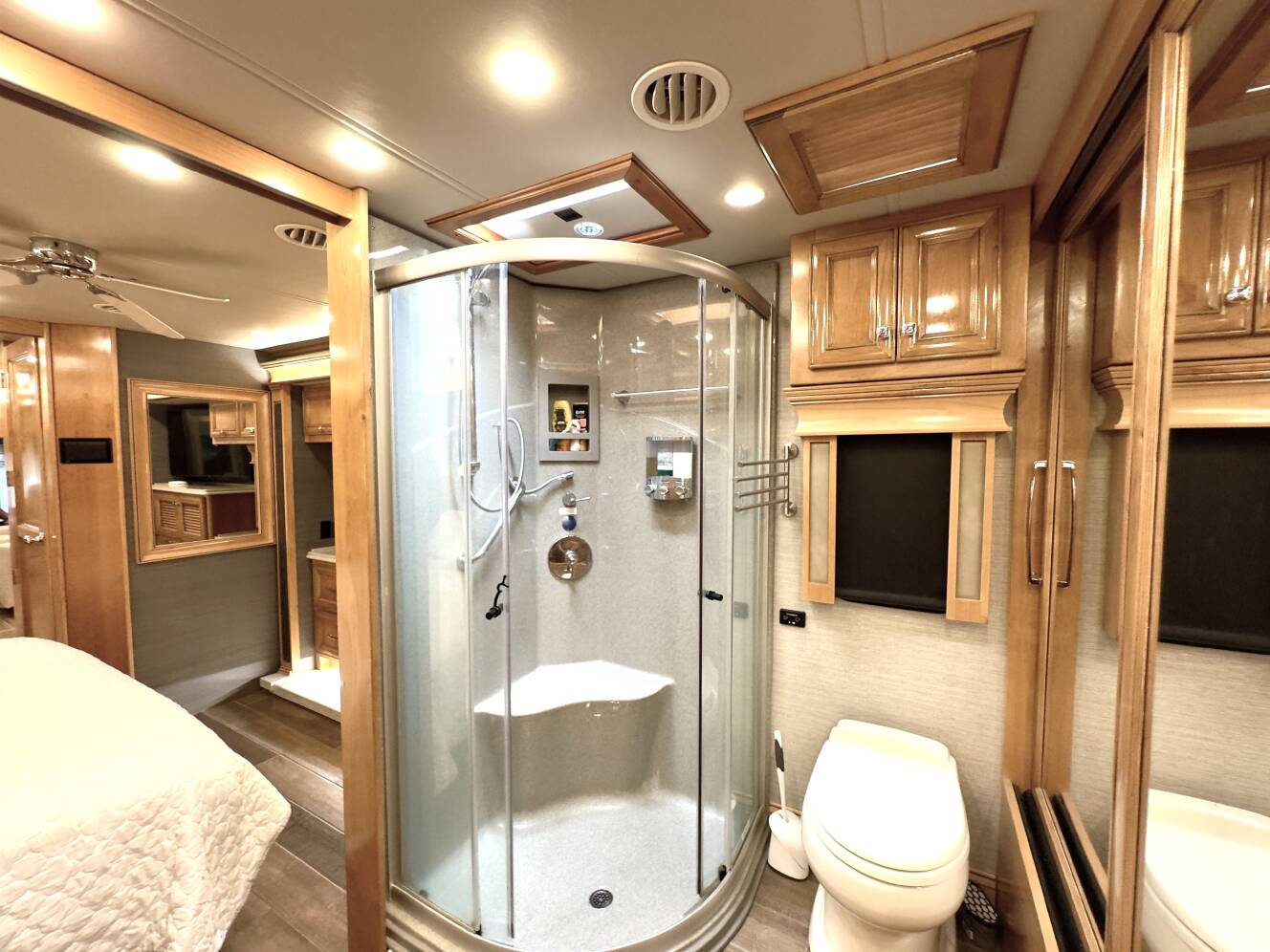 A photo of this 2022 Tiffin Motorhomes PHAETON 40 QBH