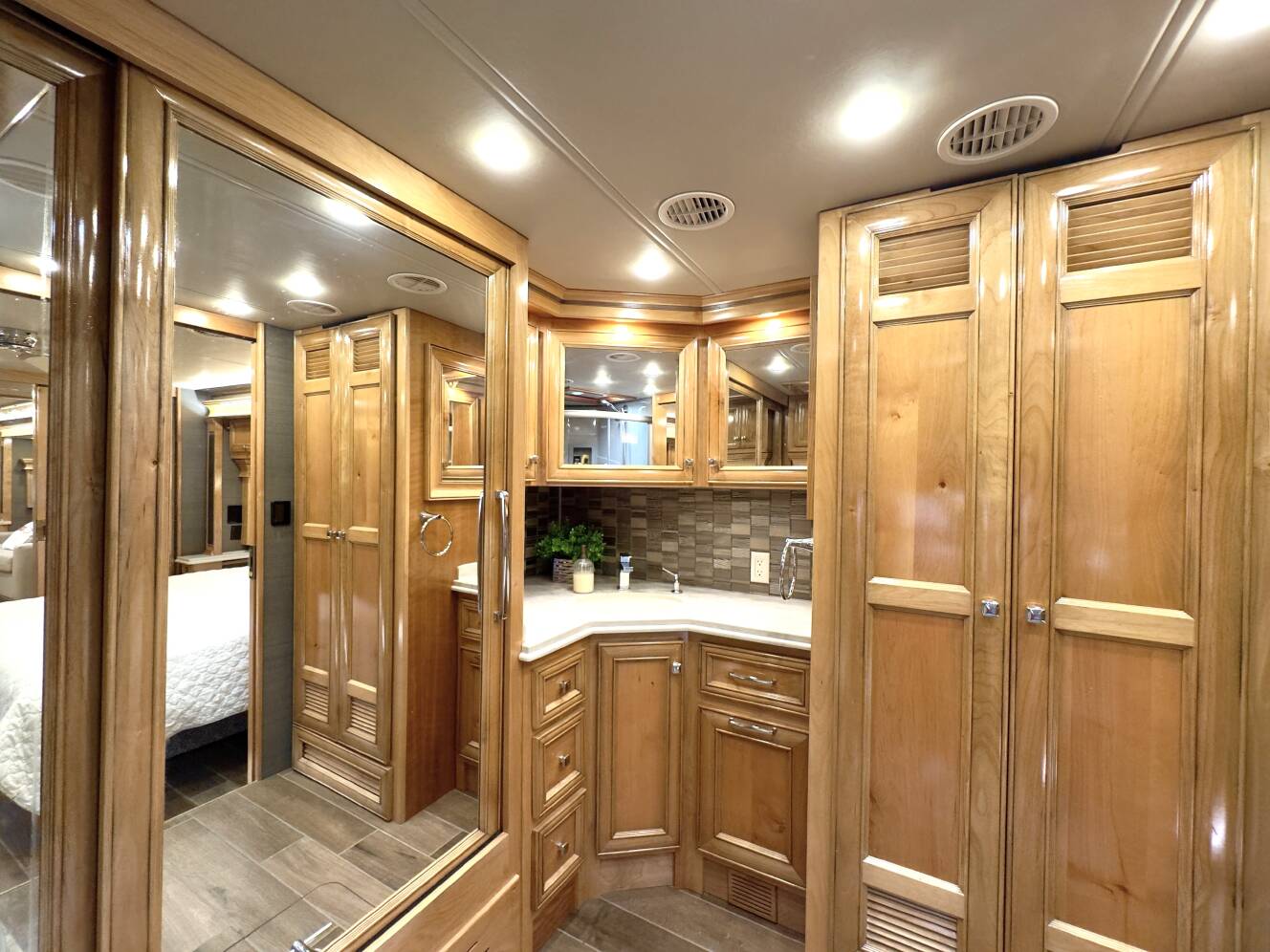 A photo of this 2022 Tiffin Motorhomes PHAETON 40 QBH