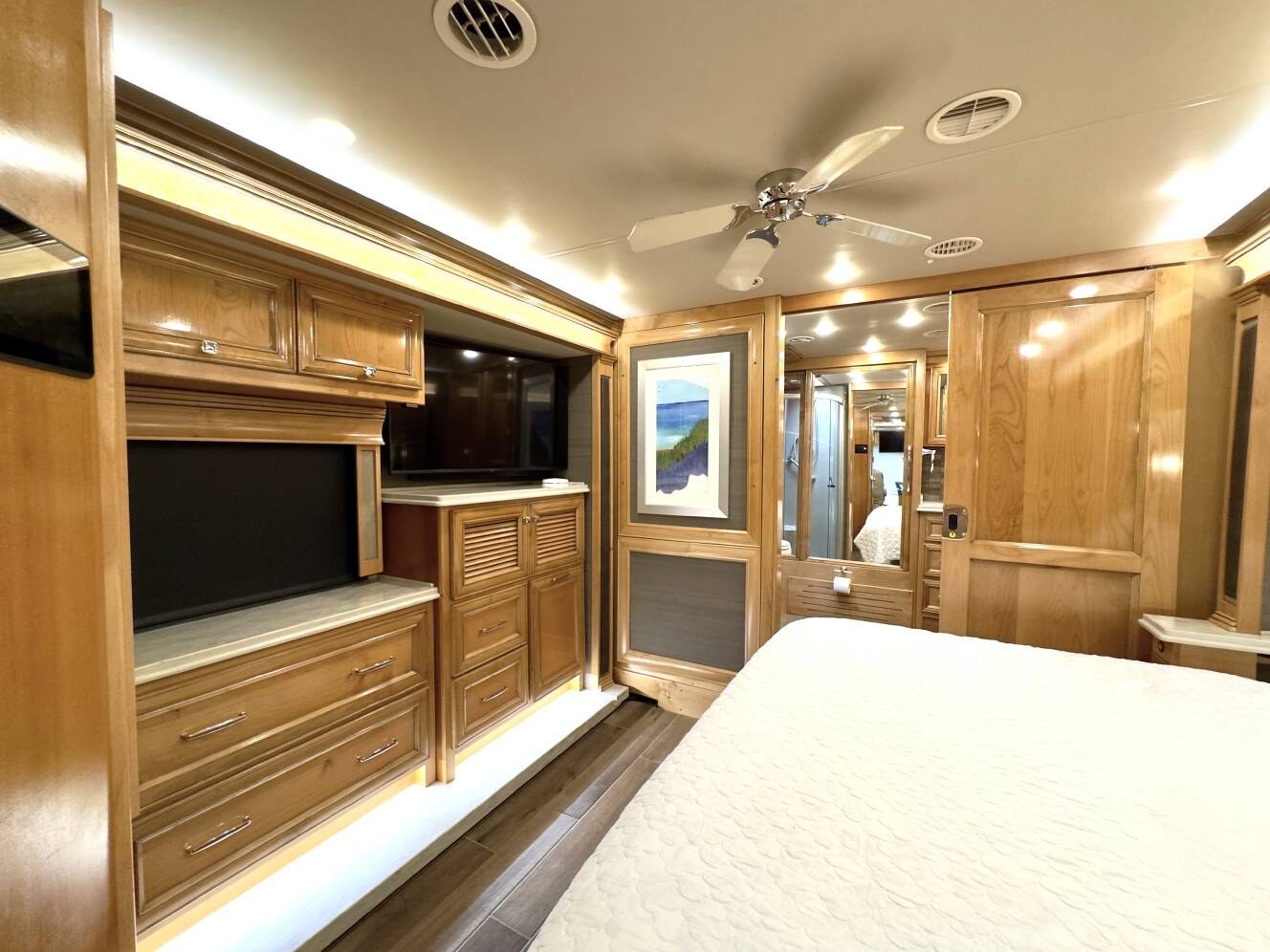 A photo of this 2022 Tiffin Motorhomes PHAETON 40 QBH