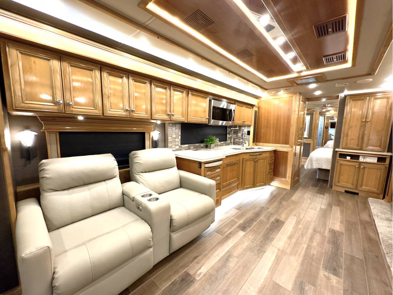 A photo of this 2022 Tiffin Motorhomes PHAETON 40 QBH