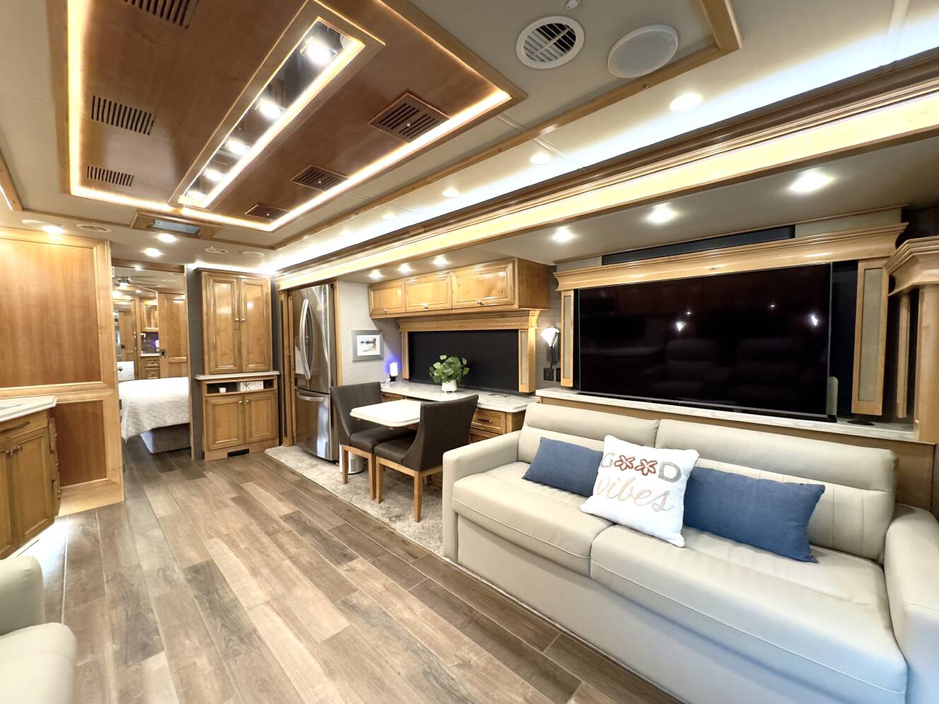 A photo of this 2022 Tiffin Motorhomes PHAETON 40 QBH