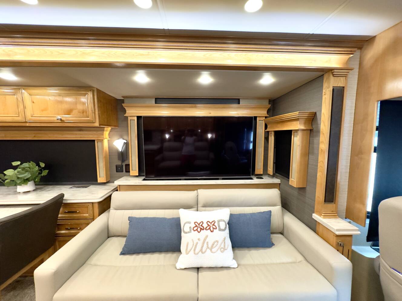 A photo of this 2022 Tiffin Motorhomes PHAETON 40 QBH