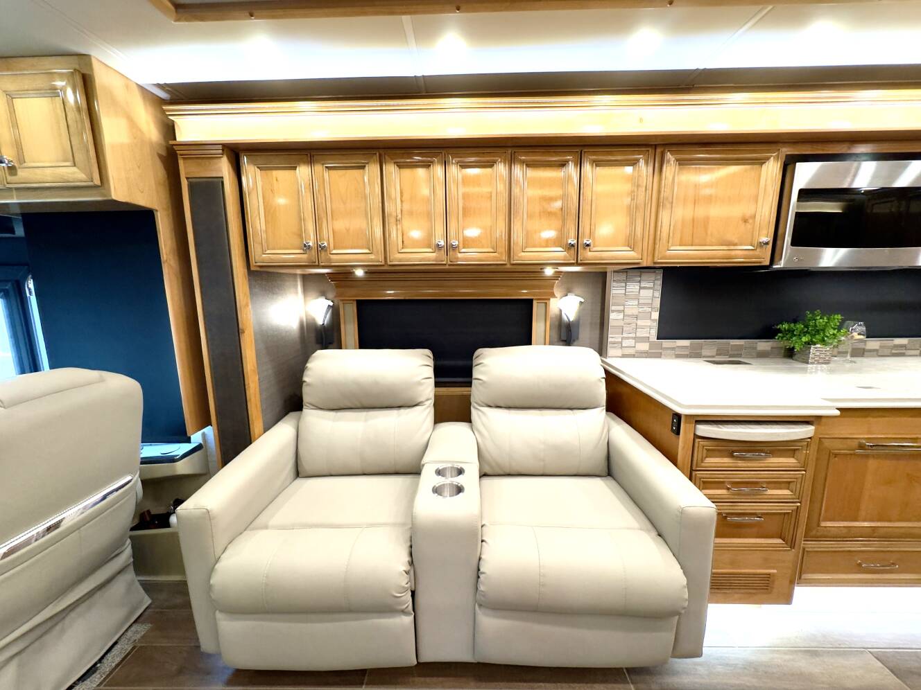 A photo of this 2022 Tiffin Motorhomes PHAETON 40 QBH