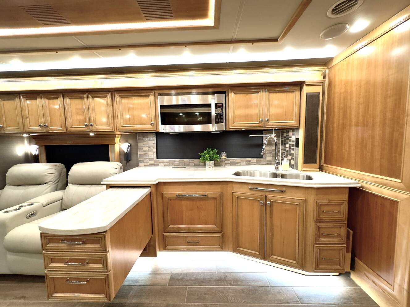 A photo of this 2022 Tiffin Motorhomes PHAETON 40 QBH