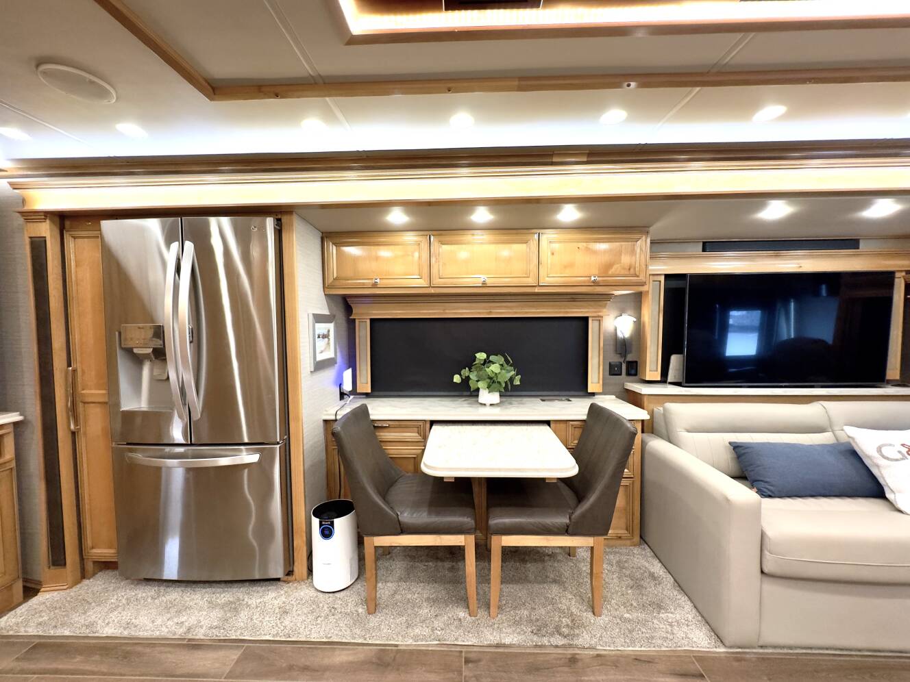 A photo of this 2022 Tiffin Motorhomes PHAETON 40 QBH