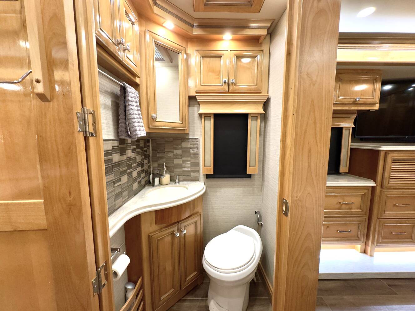 A photo of this 2022 Tiffin Motorhomes PHAETON 40 QBH