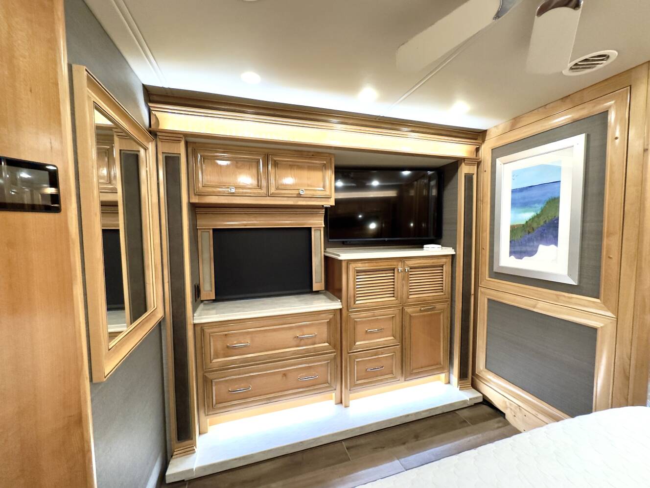 A photo of this 2022 Tiffin Motorhomes PHAETON 40 QBH