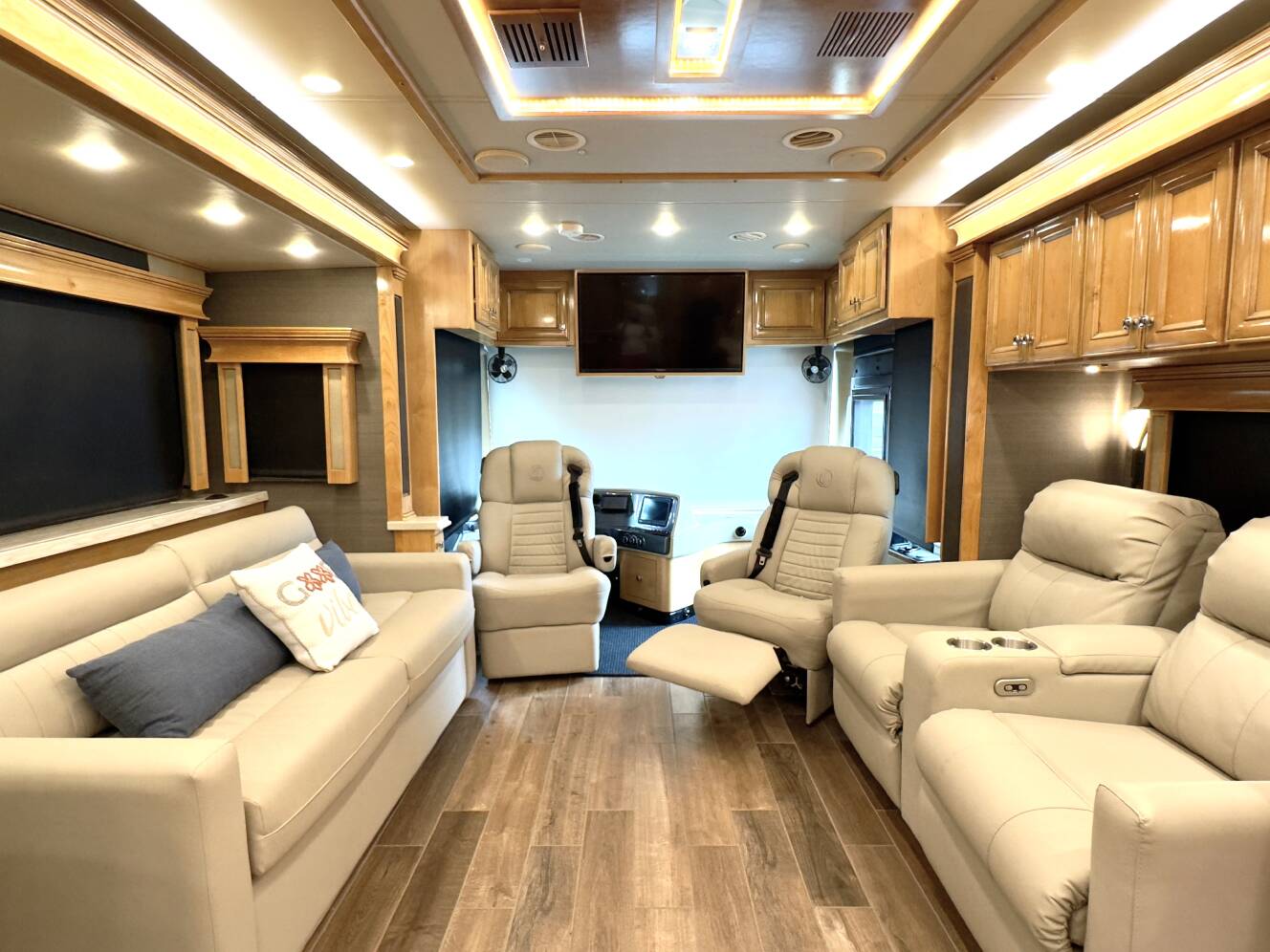 A photo of this 2022 Tiffin Motorhomes PHAETON 40 QBH