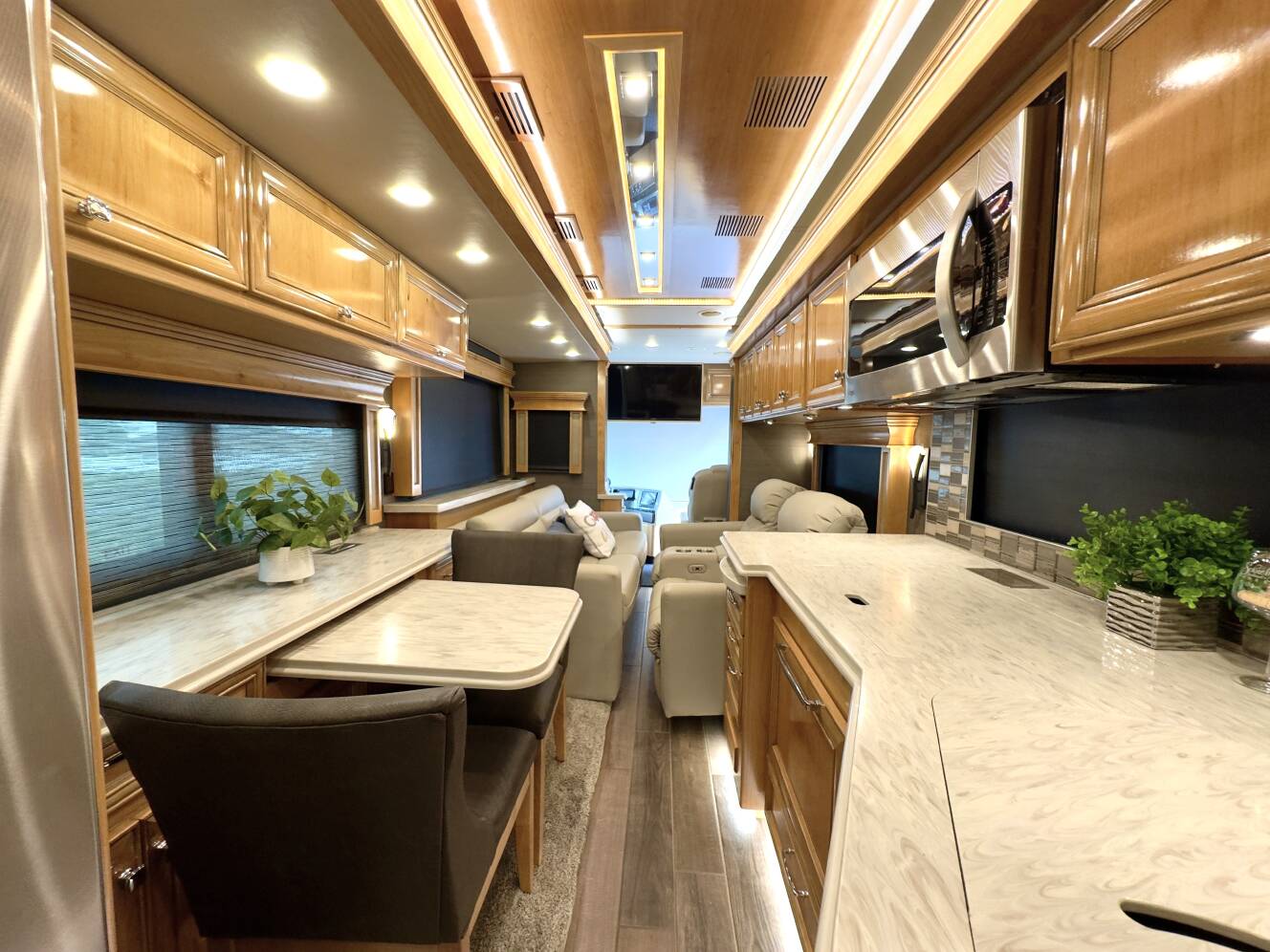 A photo of this 2022 Tiffin Motorhomes PHAETON 40 QBH