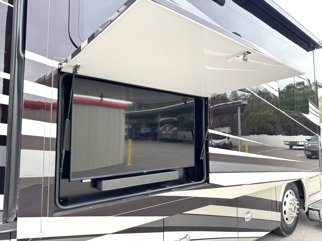 A photo of this 2022 Tiffin Motorhomes PHAETON 40 QBH