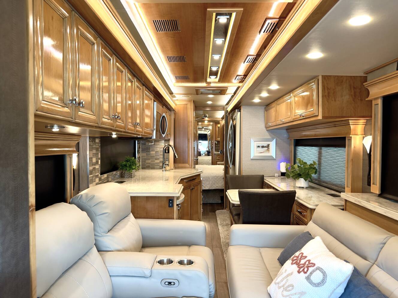 A photo of this 2022 Tiffin Motorhomes PHAETON 40 QBH