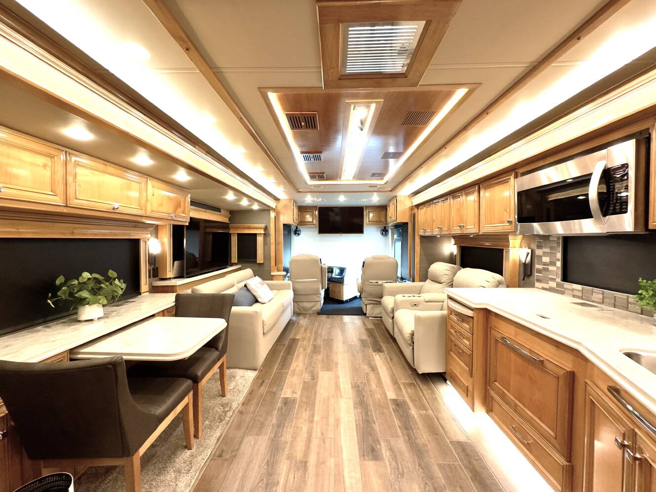 A photo of this 2022 Tiffin Motorhomes PHAETON 40 QBH