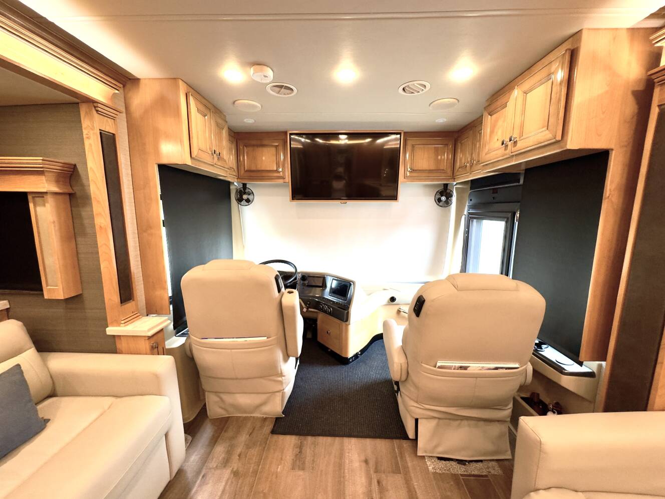 A photo of this 2022 Tiffin Motorhomes PHAETON 40 QBH