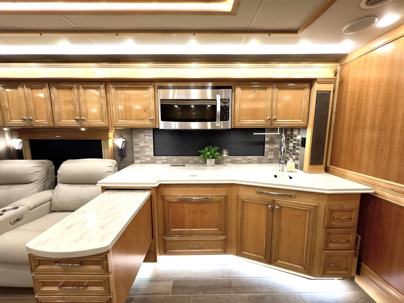 A photo of this 2022 Tiffin Motorhomes PHAETON 40 QBH