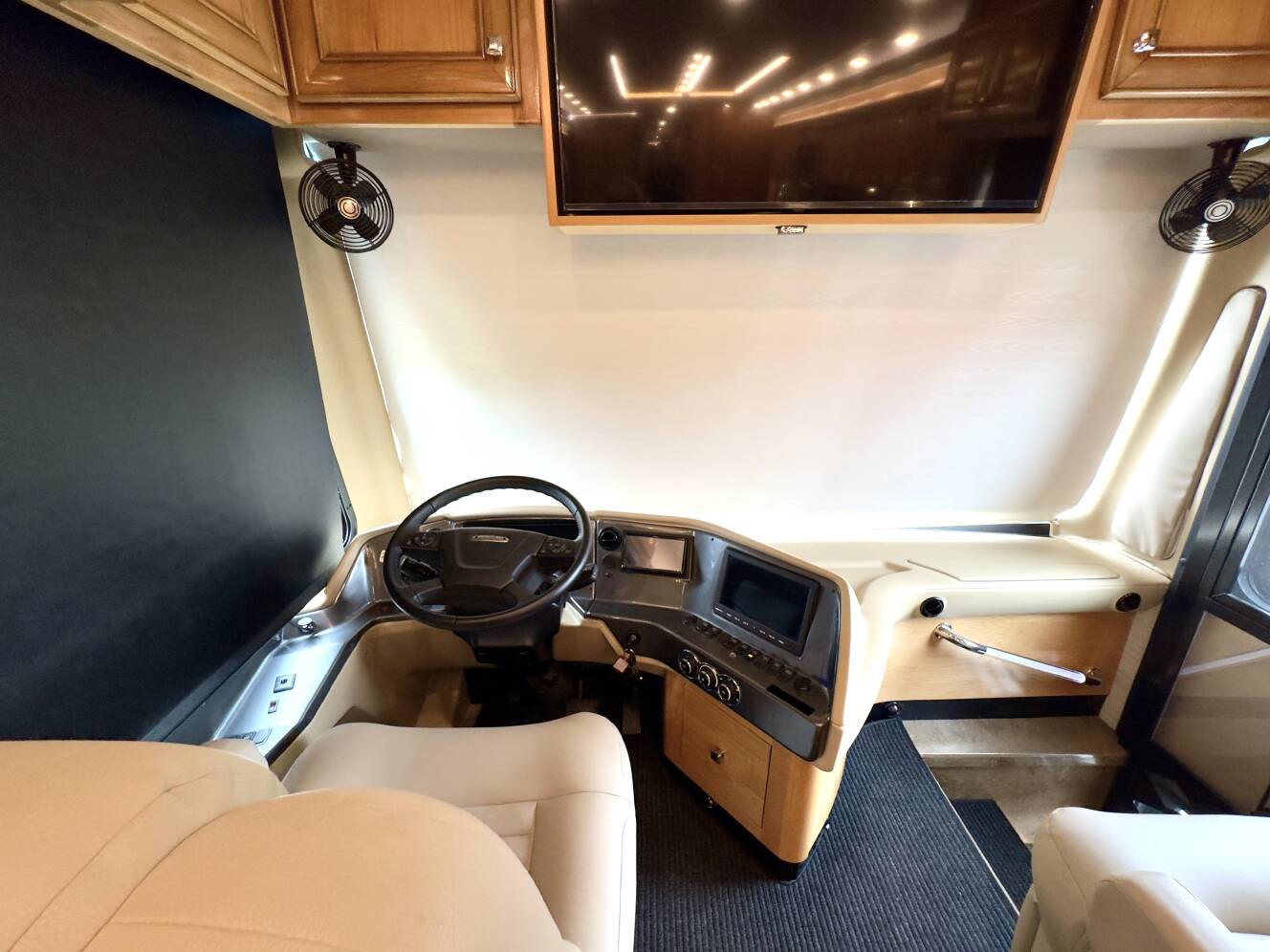 A photo of this 2022 Tiffin Motorhomes PHAETON 40 QBH