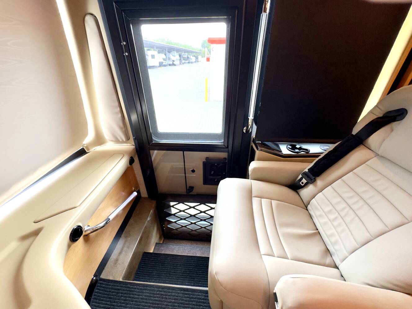 A photo of this 2022 Tiffin Motorhomes PHAETON 40 QBH