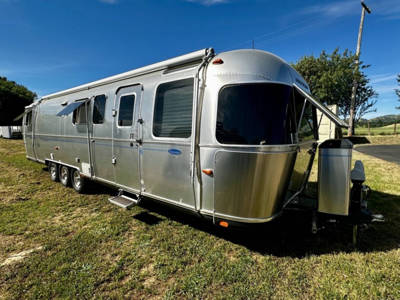 A photo of this 2009 Airstream CLASSIC LIMITED 34 SO