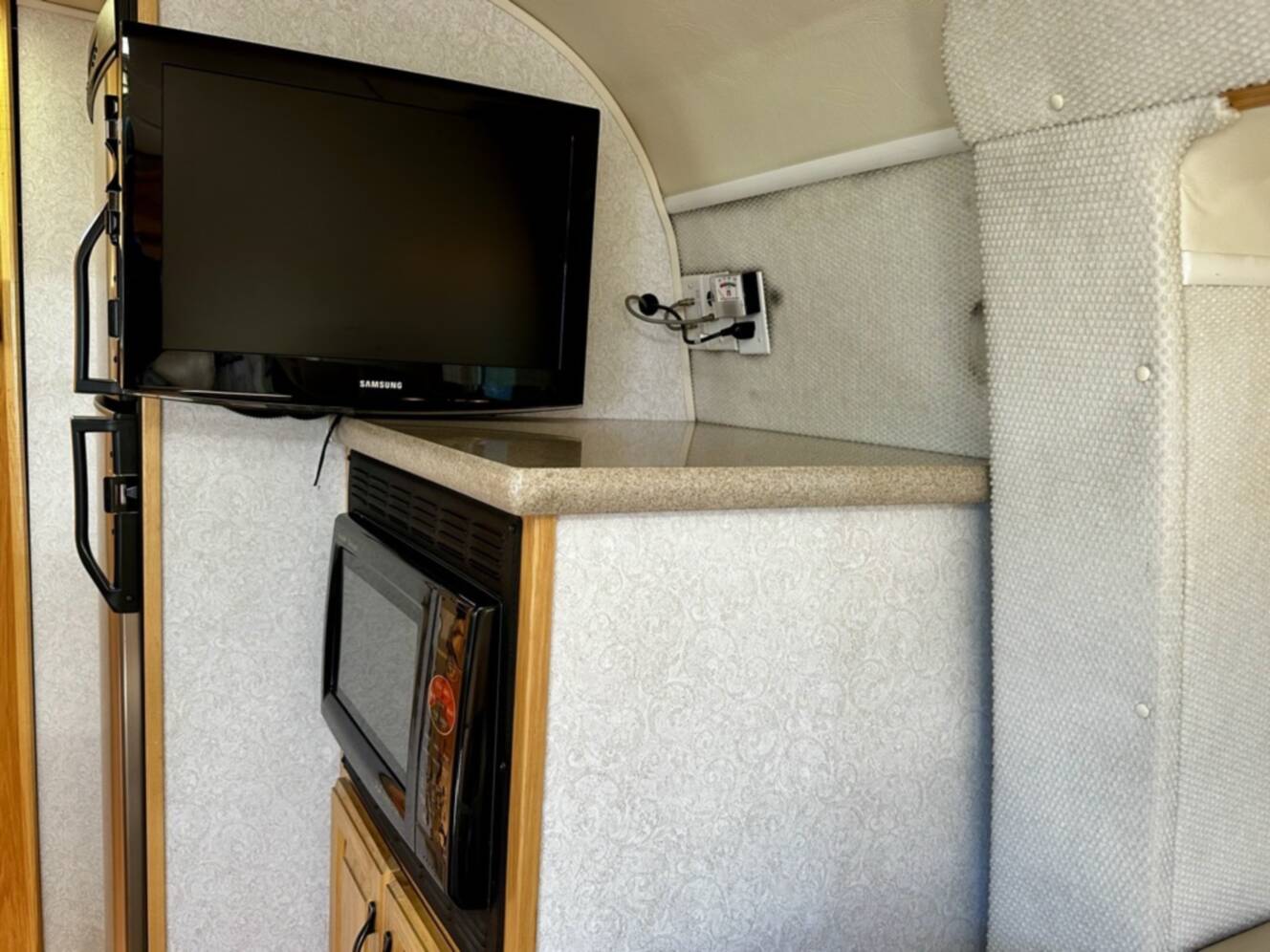 A photo of this 2009 Airstream CLASSIC LIMITED 34 SO