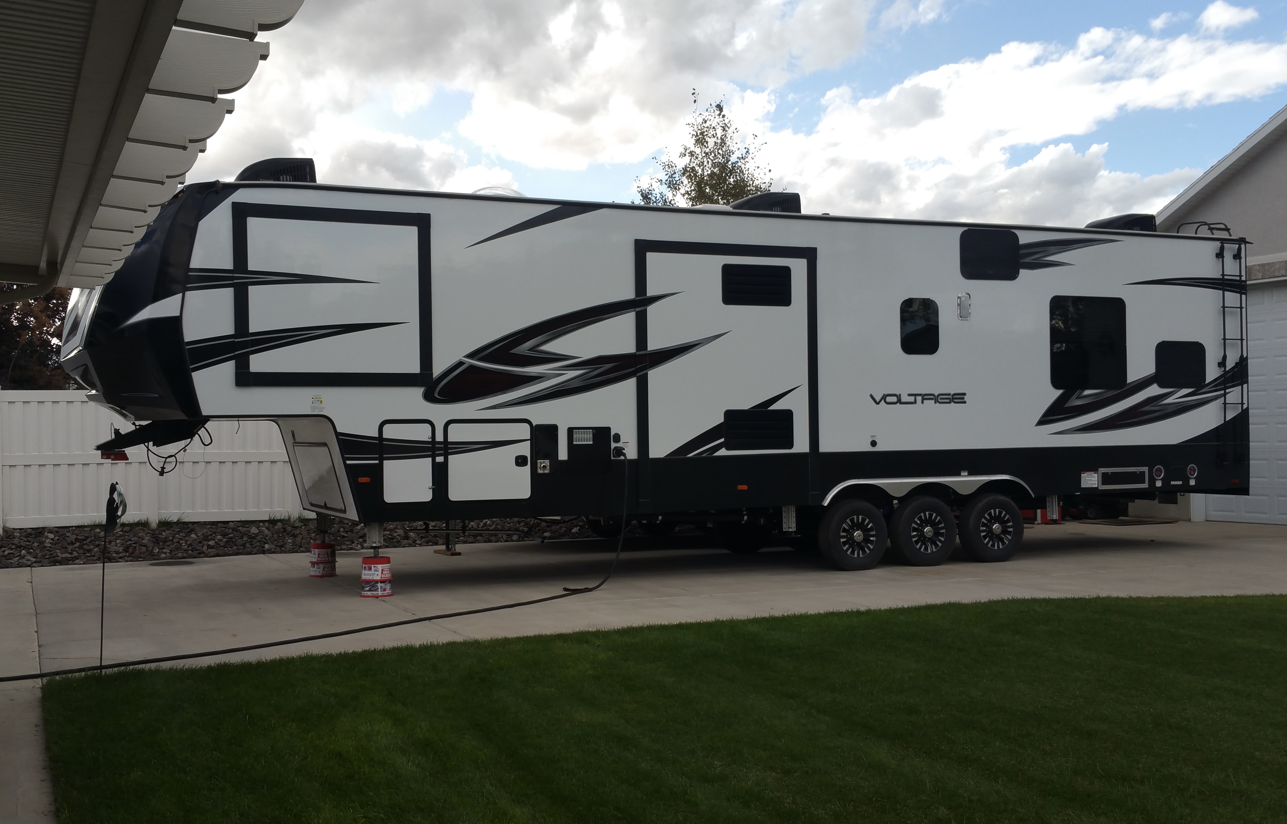 2018 Dutchmen VOLTAGE 3805 RV