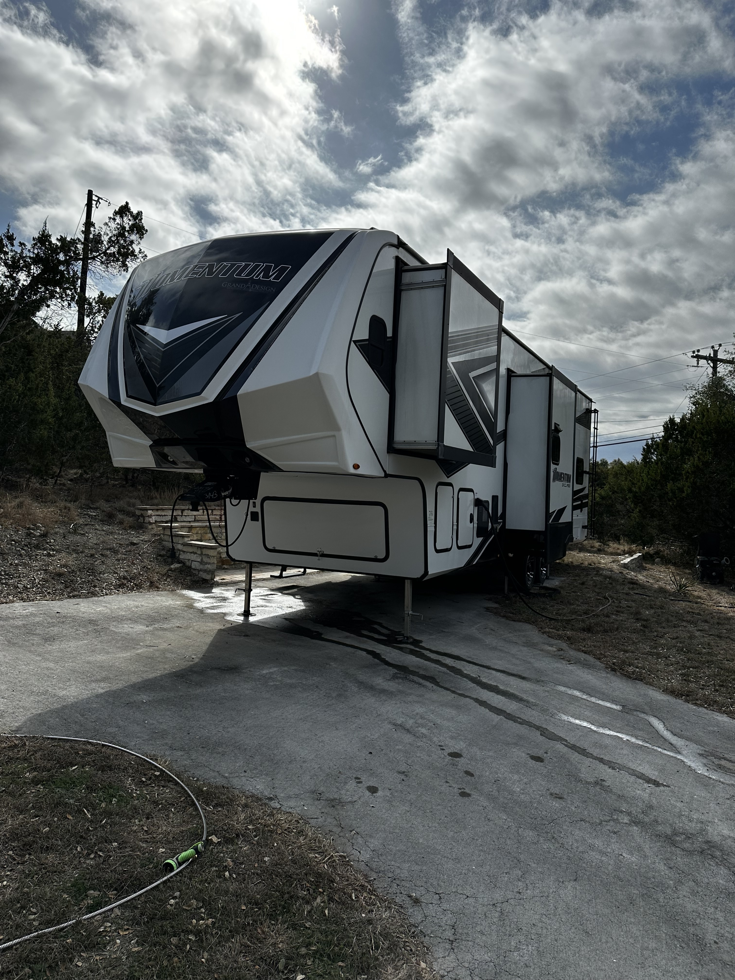 2021 Grand Design MOMENTUM G-CLASS 320G in austin TX