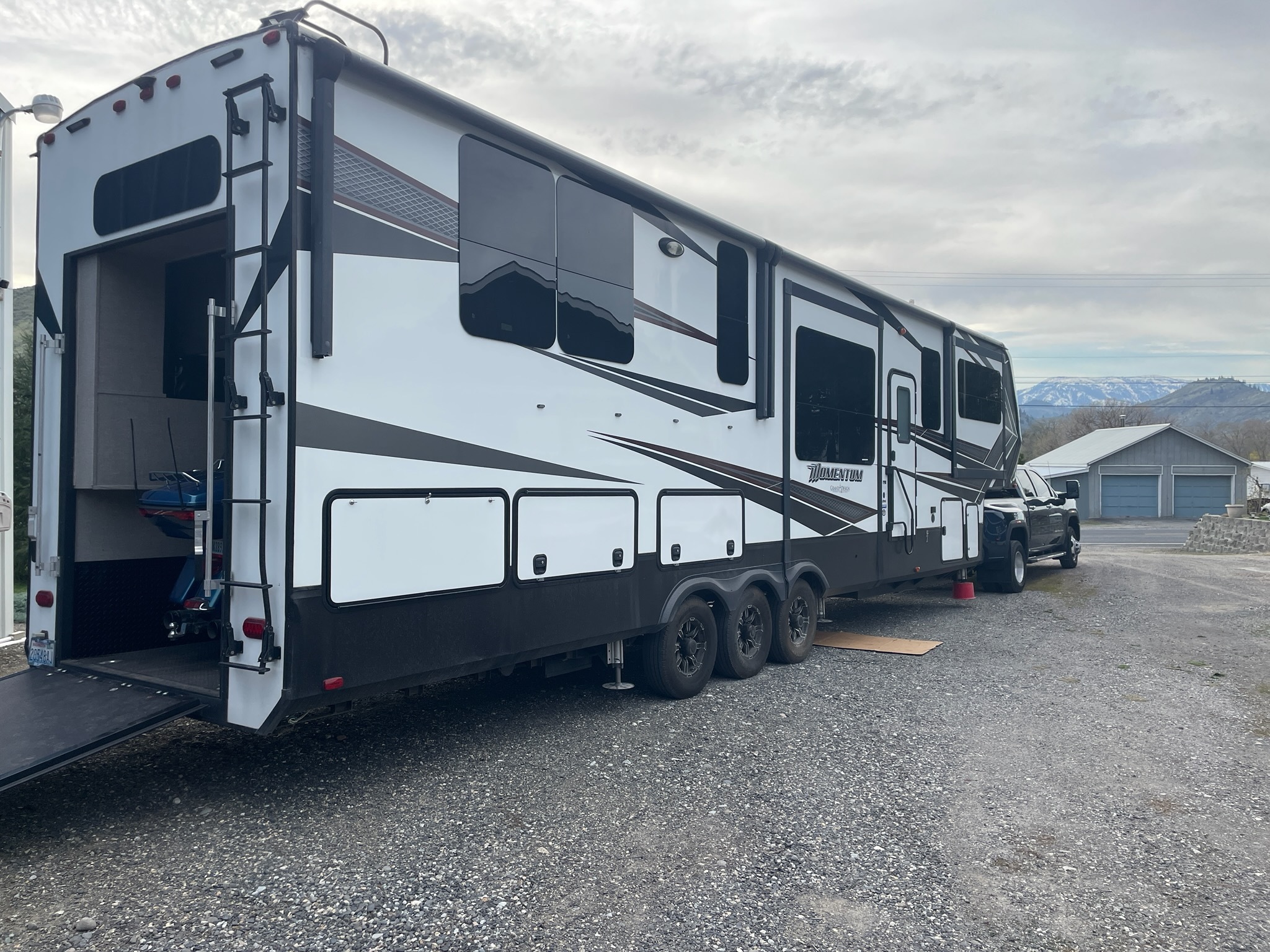 2018 Grand Design MOMENTUM 376TH in cashmere WA