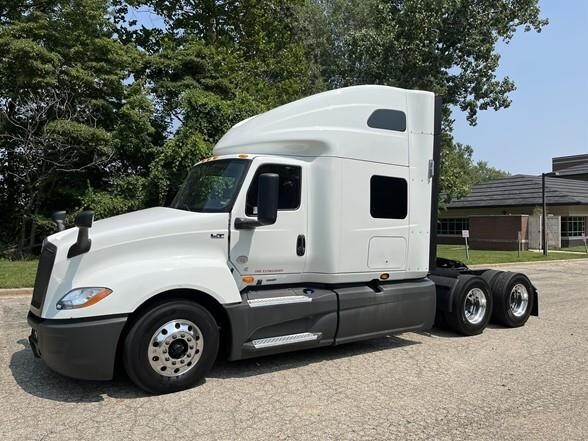 Camion américain International Transtar 4370 + SR fourgon neuf