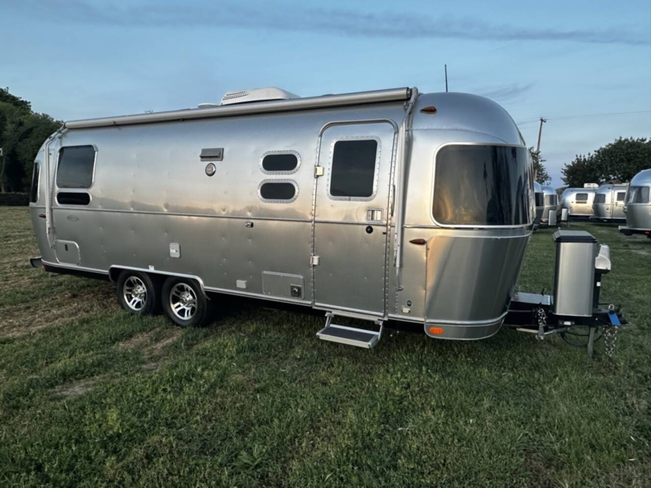 A photo of this 2017 Airstream FLYING CLOUD 25RB TWIN