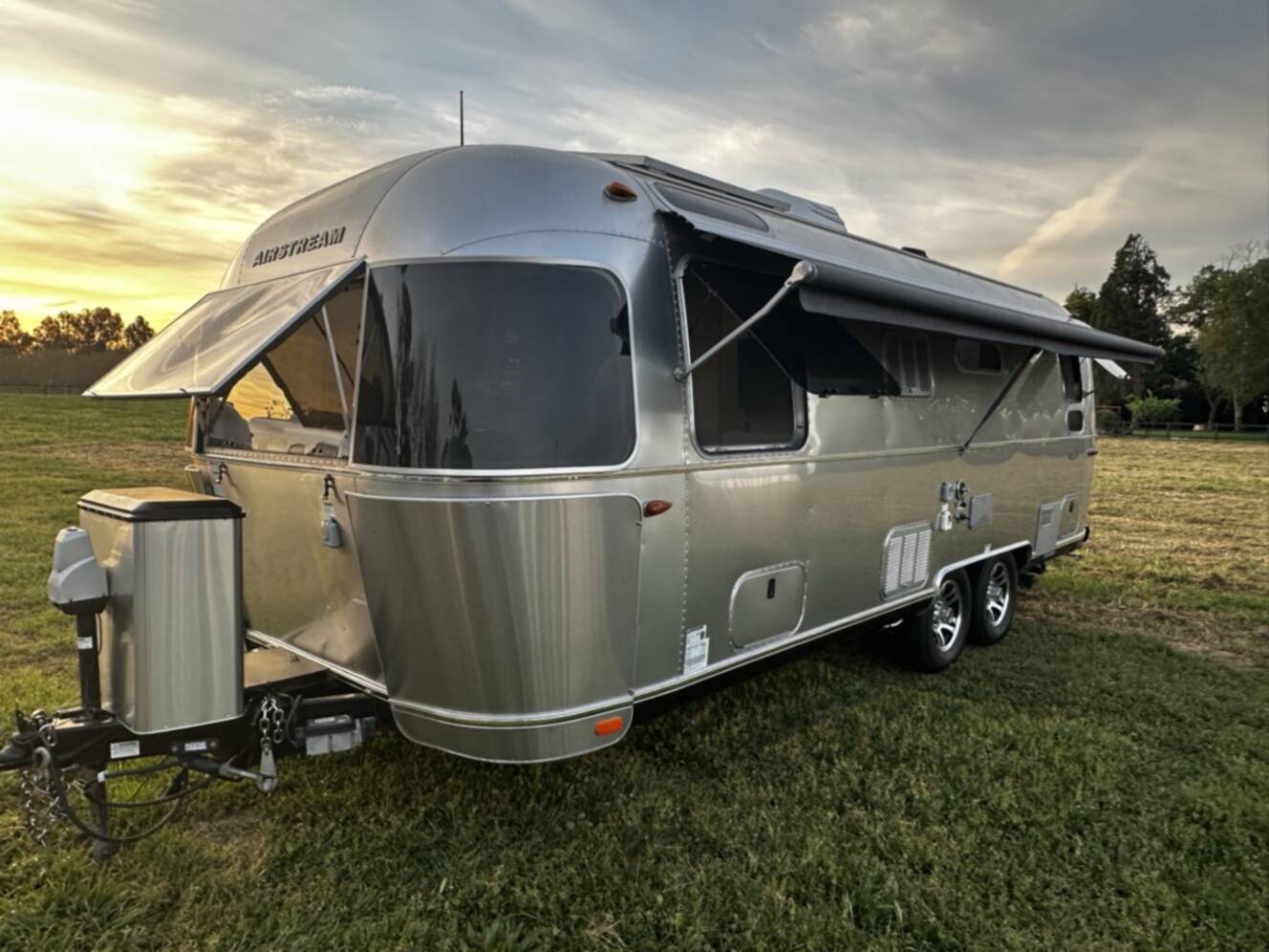 A photo of this 2017 Airstream FLYING CLOUD 25RB TWIN