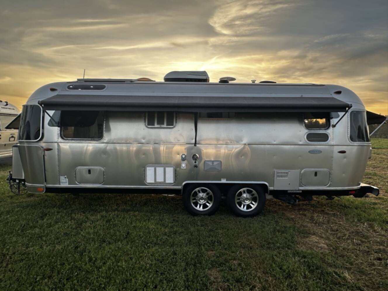 A photo of this 2017 Airstream FLYING CLOUD 25RB TWIN