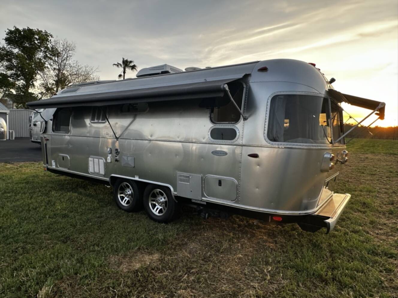 A photo of this 2017 Airstream FLYING CLOUD 25RB TWIN