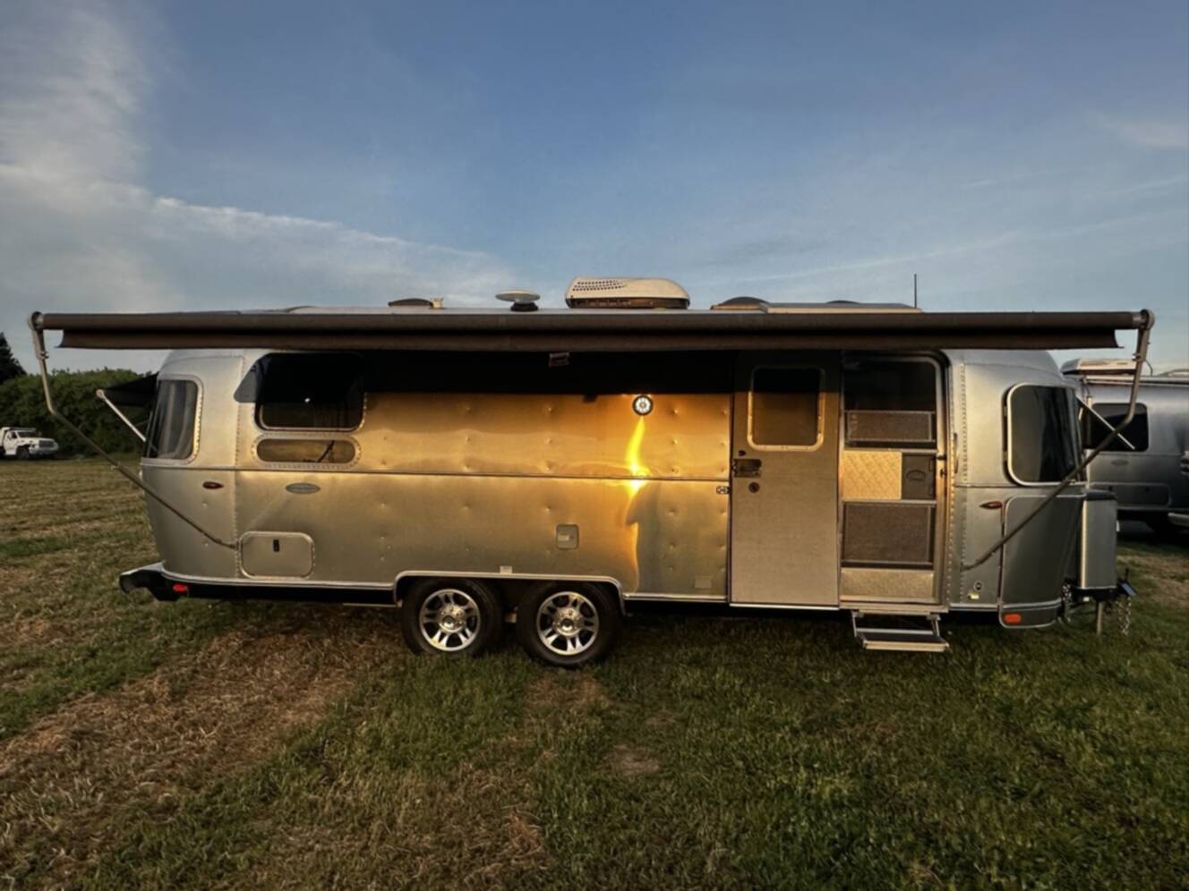 A photo of this 2017 Airstream FLYING CLOUD 25RB TWIN