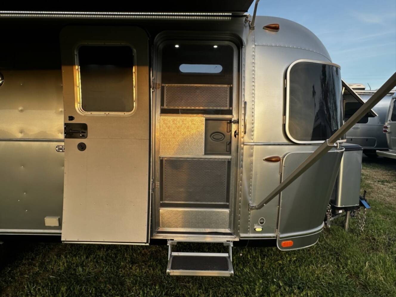 A photo of this 2017 Airstream FLYING CLOUD 25RB TWIN