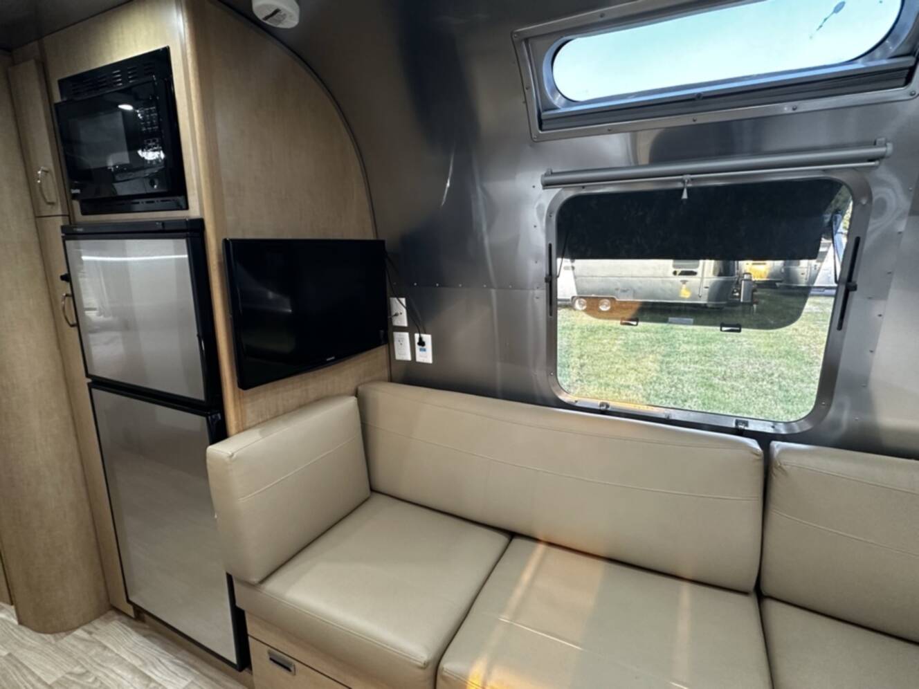 A photo of this 2017 Airstream FLYING CLOUD 25RB TWIN