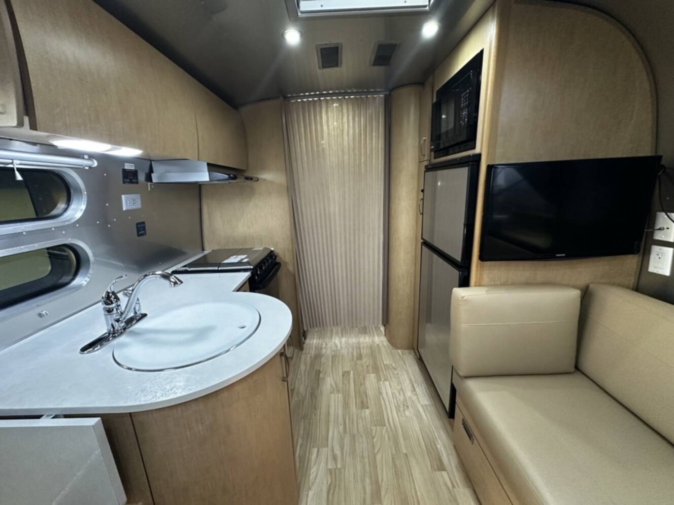 A photo of this 2017 Airstream FLYING CLOUD 25RB TWIN