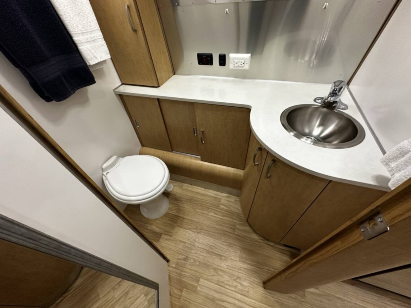 A photo of this 2017 Airstream FLYING CLOUD 25RB TWIN