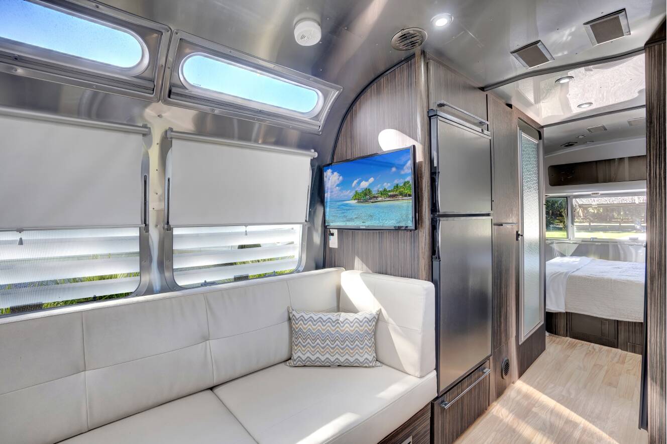 A photo of this 2019 Airstream INTERNATIONAL SIGNATURE 25FBQ