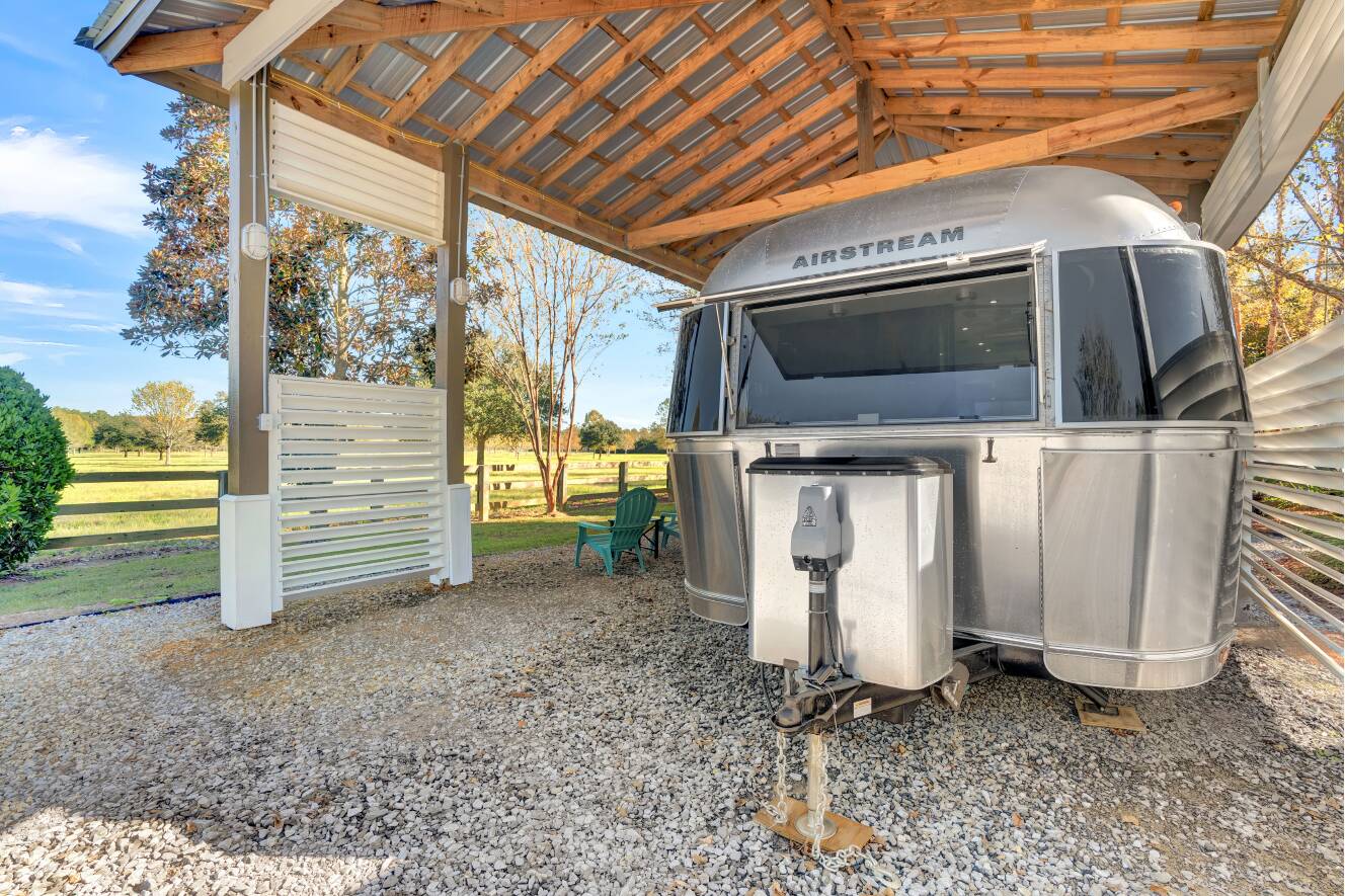 A photo of this 2019 Airstream INTERNATIONAL SIGNATURE 25FBQ