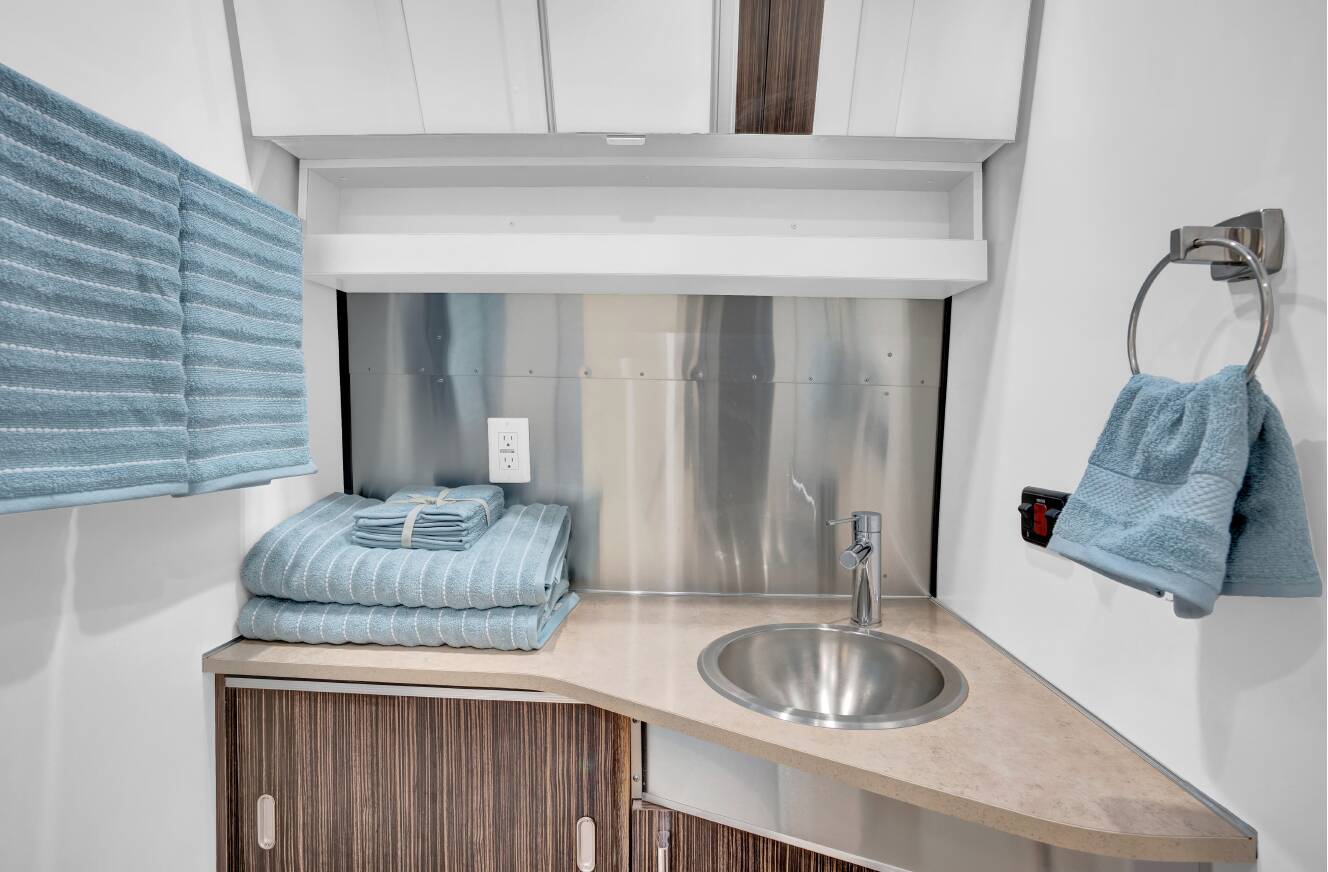 A photo of this 2019 Airstream INTERNATIONAL SIGNATURE 25FBQ