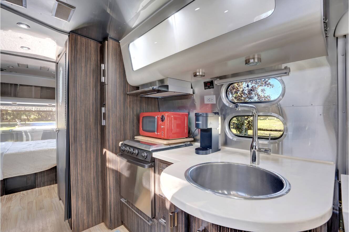 A photo of this 2019 Airstream INTERNATIONAL SIGNATURE 25FBQ