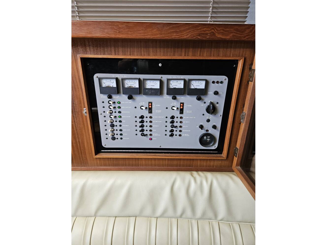 A photo of this 1987 Sea Ray 390 Express Cruiser