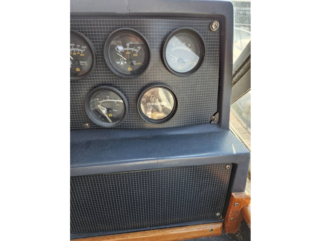A photo of this 1987 Sea Ray 390 Express Cruiser