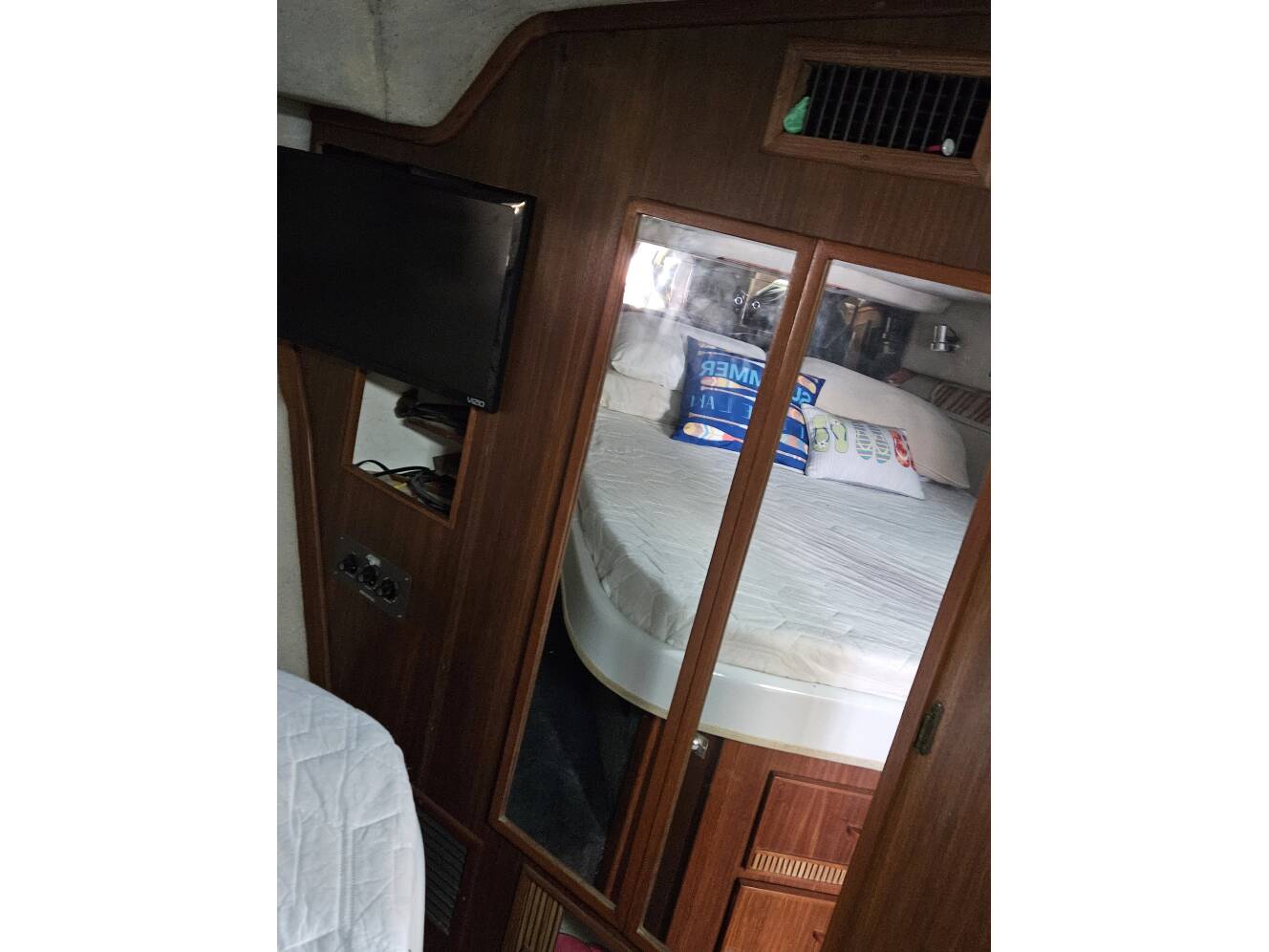 A photo of this 1987 Sea Ray 390 Express Cruiser