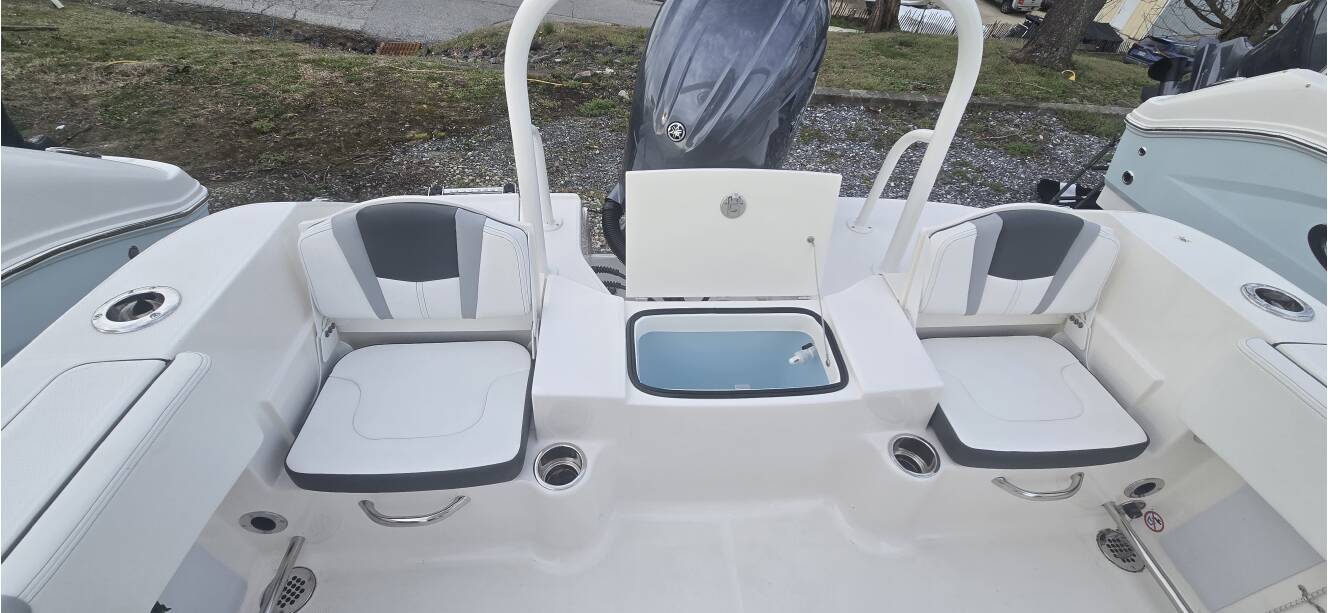 A photo of this 2026 Robalo R200