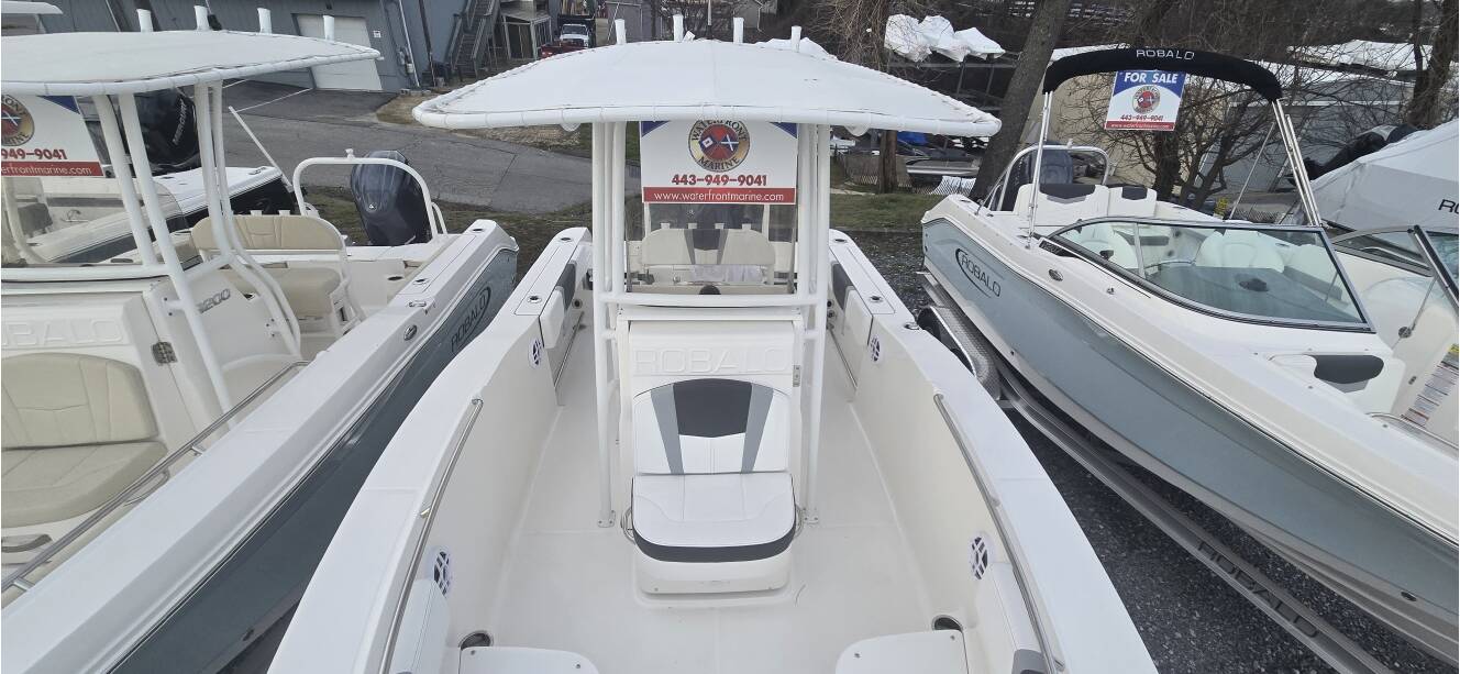 A photo of this 2026 Robalo R200