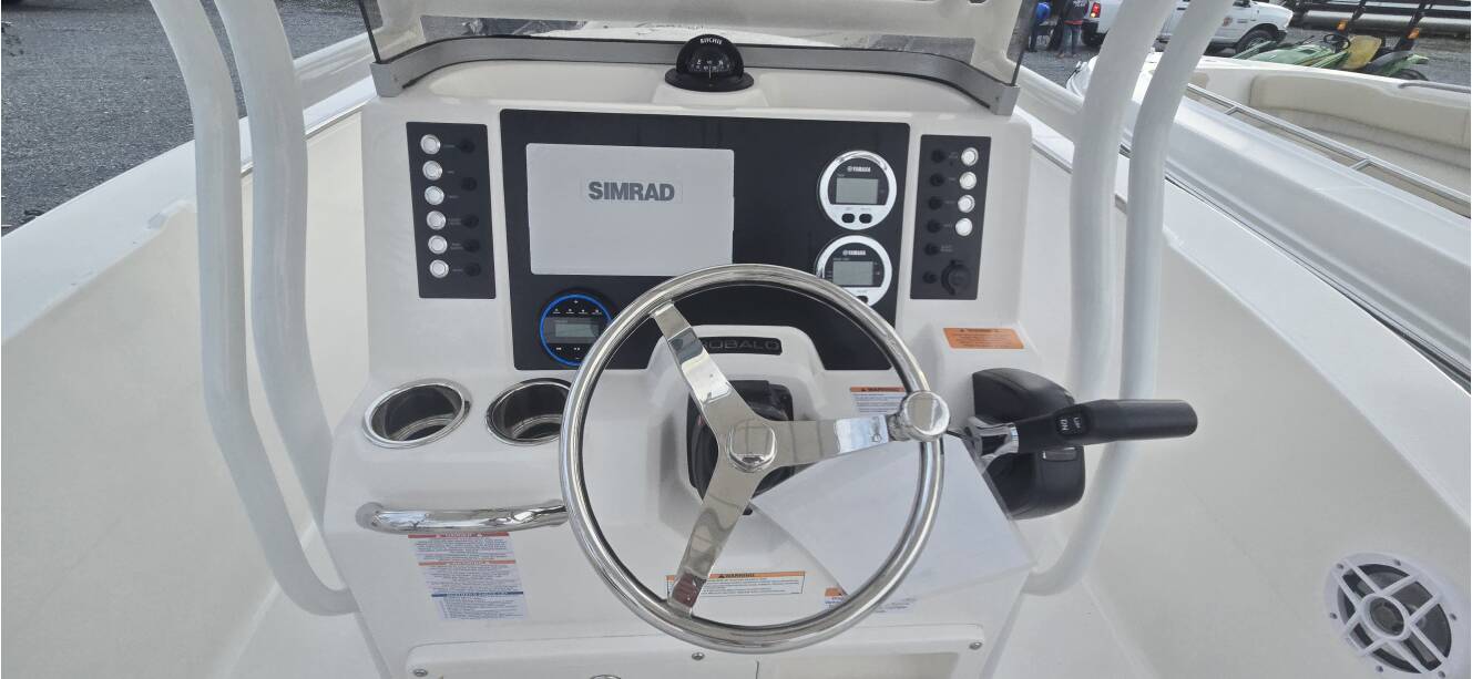 A photo of this 2026 Robalo R200