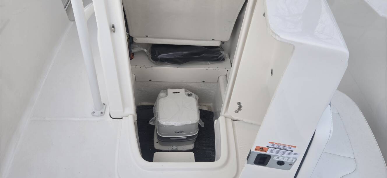 A photo of this 2026 Robalo R200