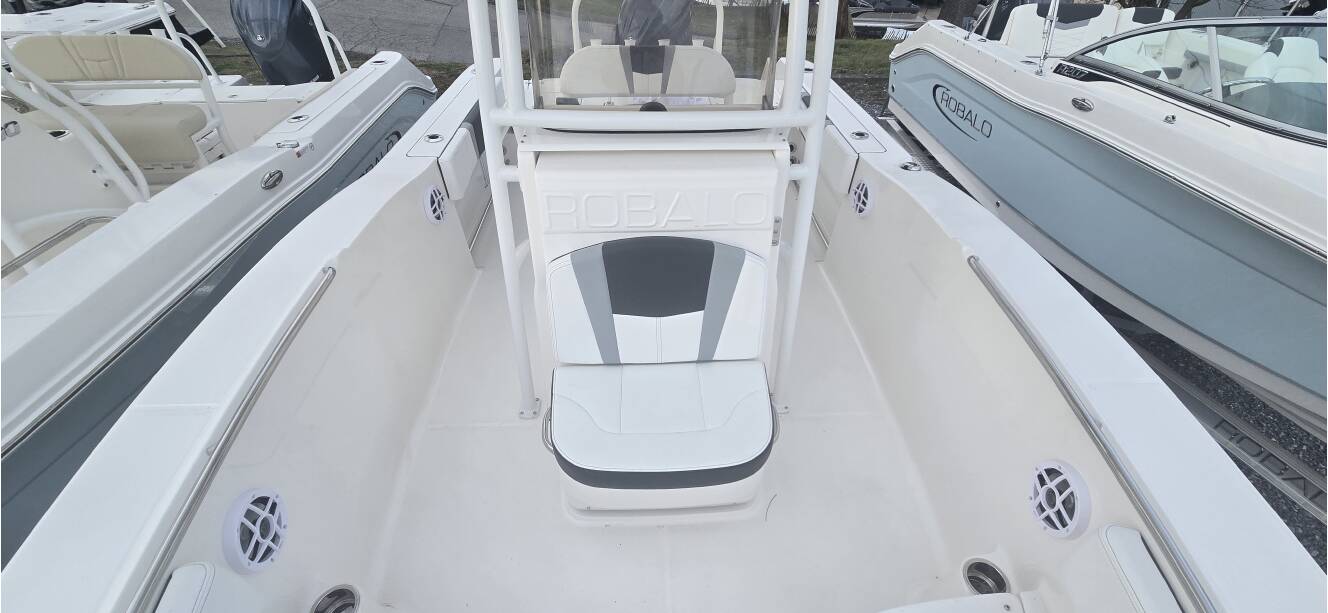 A photo of this 2026 Robalo R200