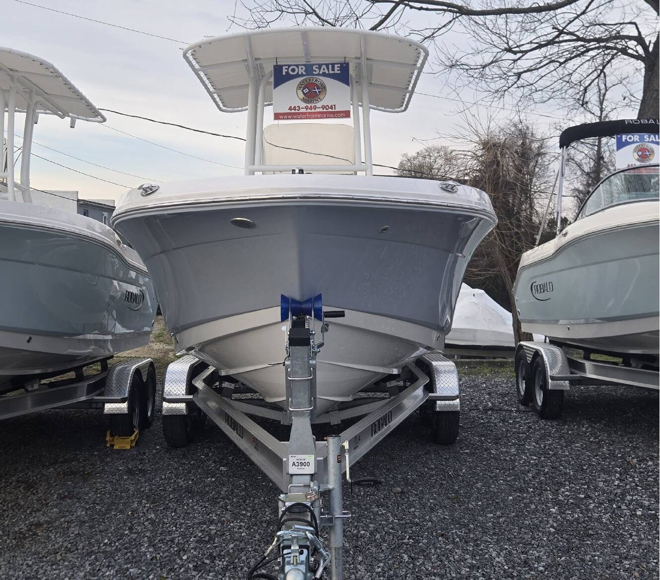 A photo of this 2026 Robalo R200