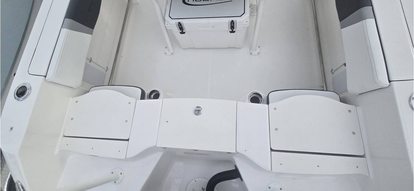 A photo of this 2026 Robalo R200