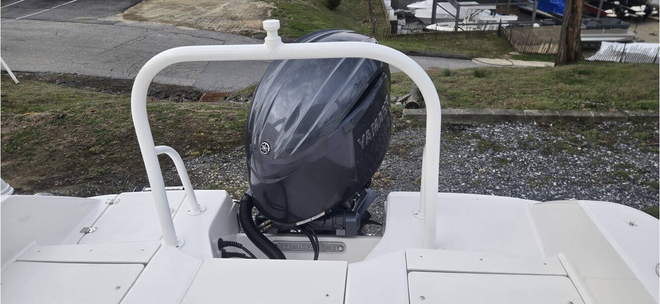 A photo of this 2026 Robalo R200